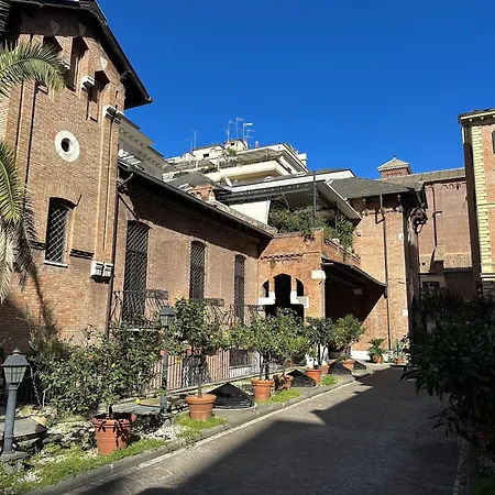 Femi Castle * ローマ